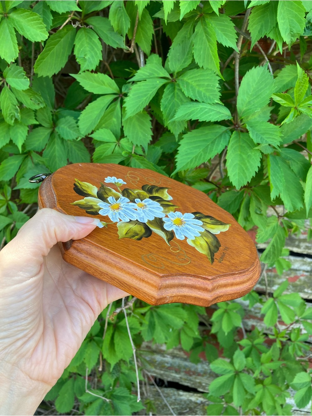 Vintage 1979 Hand-Painted Cottagecore Wooden Wall Plaque w/ White Daisies - Picture 3 of 7